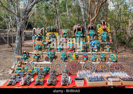 CHICHEN ITZA, MEXIKO - 18. Februar: Souvenirs zum Verkauf in den Ruinen von Chichen Itza, Mexiko am 18. Februar 2017 Stockfoto