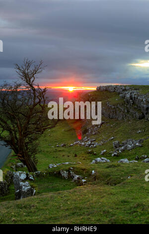 Kalkstein Bürgersteig, Henside Lane, in der Nähe von Langcliffe, Yorkshire Dales National Park Stockfoto