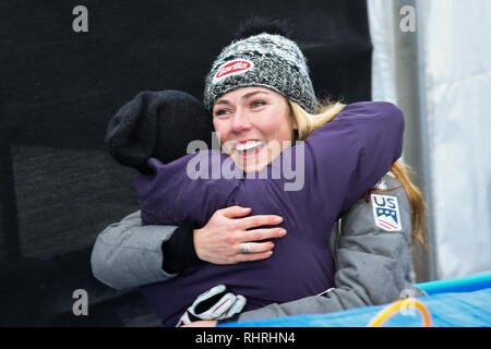 KILLINGTON, USA - 25. NOVEMBER: Mikaela Shiffrin geben eine Umarmung an den Freund während des Audi FIS Alpine Ski World Cup Damen Riesenslalom. Stockfoto