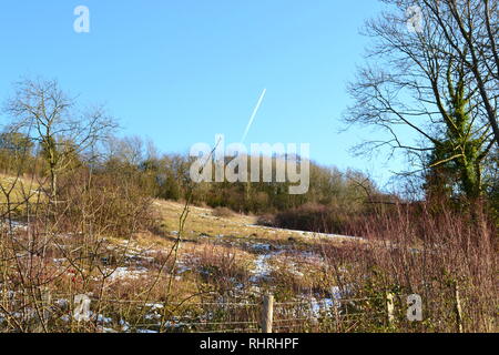 Ein Kondensstreifen hoch über Fackenden nach Unten, in der Nähe der Shoreham/Otford, Kent. 2019 Februar an einem kalten klaren Sonntag auf der beliebten Strecke. Stockfoto