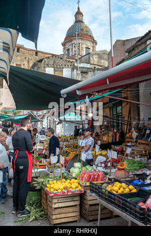 PALERMO, ITALIEN - 26. April: Aktivität in Ballaro Markt in Palermo, Italien mit Carmine Maggiore Kirche im Hintergrund Am 26. April 2018 Stockfoto