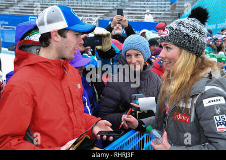 KILLINGTON, USA - 25. NOVEMBER: Mikaela Shiffrin Unterzeichnung Postkarten für Menschen und Fans während der Audi FIS Alpine Ski World Cup Damen Riesenslalom. Stockfoto