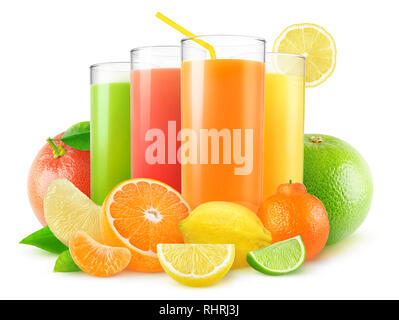 Isolierte Säfte. Vier Gläser mit frischem Saft und Stapel von Zitrusfrüchten (Grapefruit, Orange, Zitrone, Limette, Mandarine) auf weißem Hintergrund mit Stockfoto