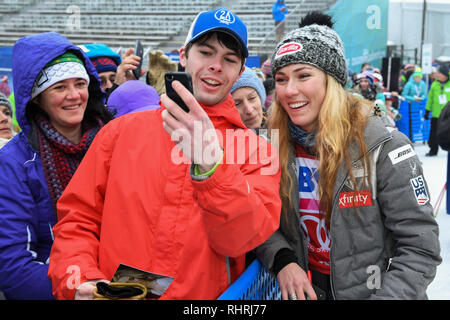 KILLINGTON, USA - 25. NOVEMBER: Mikaela Shiffrin Unterzeichnung Postkarten für Menschen und Fans während der Audi FIS Alpine Ski World Cup Damen Riesenslalom. Stockfoto