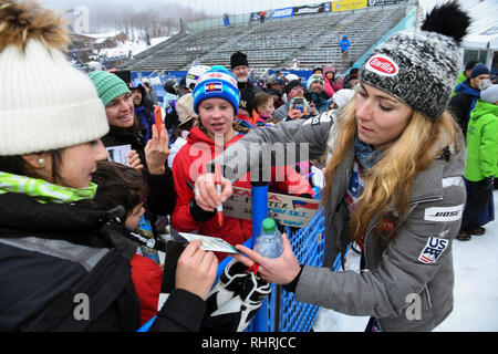 KILLINGTON, USA - 25. NOVEMBER: Mikaela Shiffrin Unterzeichnung Postkarten für Menschen und Fans während der Audi FIS Alpine Ski World Cup Damen Riesenslalom. Stockfoto