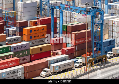 Bild mit Containern im Hafen Hafen in Valparaiso, Chile gespeichert werden. Stockfoto