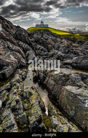 Strathy Point Lighthouse Auf wilde Klippen, an der Atlantikküste in der Nähe von Thurso in Schottland Stockfoto