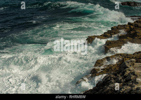 Riesige Wellen brechen an den Felsen der Atlantischen Küste in Schottland Stockfoto