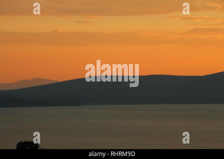 Goldene Stunde über den See und die Berge. Nach Sonnenuntergang. Stockfoto