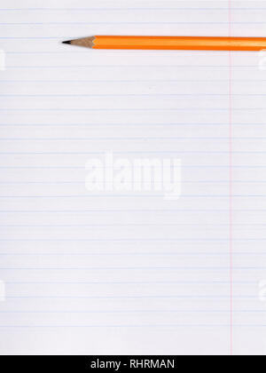 Gelben Bleistift auf einem Blatt Papier Notebook mit Linien der Neigung. Der Begriff der Bildung. Stockfoto