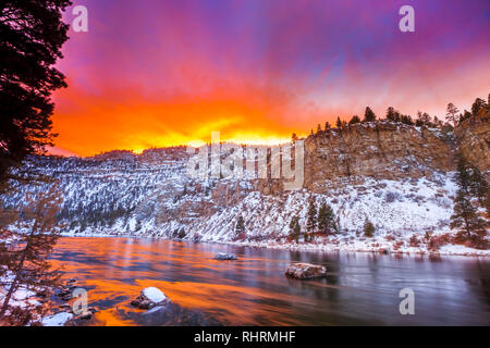 Sonnenuntergang über den Missouri River in einem Canyon unterhalb Hauser Dam in der Nähe von Helena, Montana Stockfoto