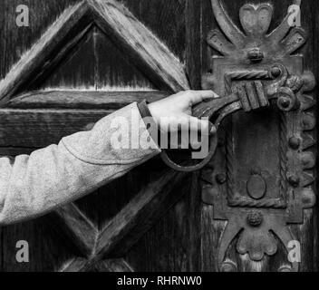 Womans Hand eine große Metallgriff. Stockfoto