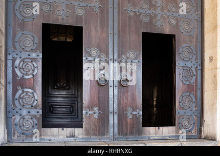 Kathedrale von Lissabon prunkvollen Mittelalterlichen Türen Spirale Scharniere und Hooped Griffe Santa Maria Major Alfama, Lissabon Portugal Stockfoto