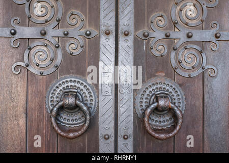 Kathedrale von Lissabon prunkvollen Mittelalterlichen Türen Spirale Scharniere und Hooped Griffe Santa Maria Major Alfama, Lissabon Portugal Stockfoto