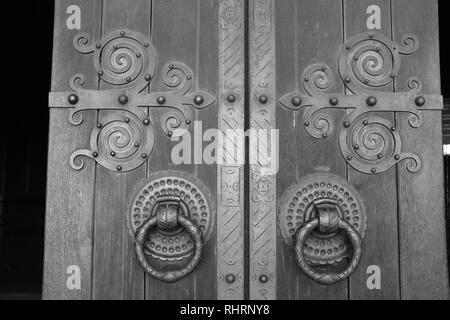 Kathedrale von Lissabon prunkvollen Mittelalterlichen Türen Spirale Scharniere und Hooped Griffe Santa Maria Major Alfama, Lissabon Portugal Stockfoto