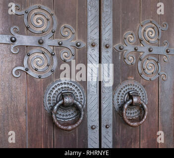 Kathedrale von Lissabon prunkvollen Mittelalterlichen Türen Spirale Scharniere und Hooped Griffe Santa Maria Major Alfama, Lissabon Portugal Stockfoto