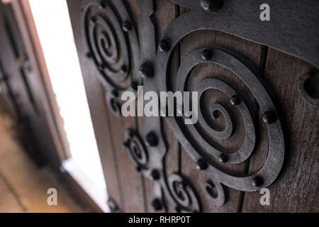 Kathedrale von Lissabon prunkvollen Mittelalterlichen Türen Spirale Scharniere und Hooped Griffe Santa Maria Major Alfama, Lissabon Portugal Stockfoto