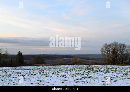 Blick von Romney Straße West nach London. Canary Wharf kann nur gesehen werden 22 Meilen entfernt, Mitte links. North Downs, Höhepunkt in der Nähe von Shoreham, Kent Stockfoto