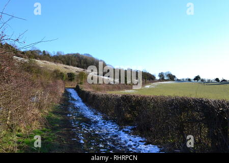 Snowy Szenen auf einem populären Spaziergang auf Fackenden, Magpie unten und Romney Straße von Shoreham, Kent, England. In der Nähe von kemsing und Otford. Kalter Tag, Feb. Stockfoto