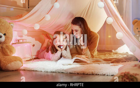 Glückliche Mutter Roman mit Ihrer Tochter Stockfoto