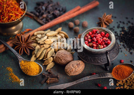 Verschiedene Gewürze auf dunklen Stockfoto