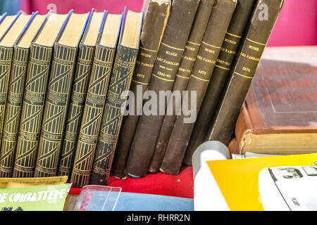 CESENA, Italien - 18. NOVEMBER 2018: die Lichter sind aufschlussreich, die alten Bücher zum Verkauf in Antiquitätenmesse, in particulare Schreiben und Reden von Benito Mussolin Stockfoto