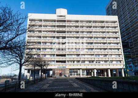 Brutalist Hochhaus Wohnblock Virginia Court, Aberdeen, Schottland, Großbritannien Stockfoto