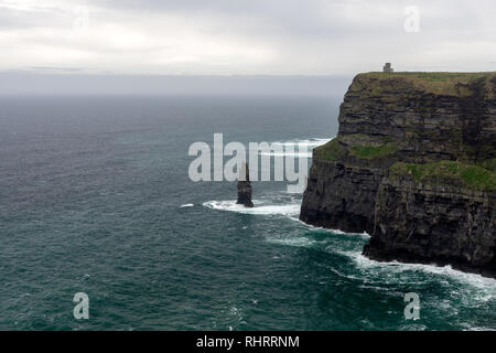 Cliffs of Moher Ireland mit O'Brien's Tower bei langweiligem Wetter und dramatischer malerischer Küstenlandschaft in Galway Bay, County Clare, Irland Stockfoto