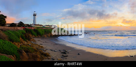 Panorama mit pastellfarbenen Sonnenuntergang und seidigen Wasser aus lange Belichtung von Wellen am Ufer von Pigeon Pight Lightouse auf Northern Californ Stockfoto