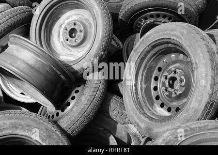 Zufällig verwendet oder vernichtet Reifen mit Felgen und Räder; Austin, Texas, USA. Stockfoto