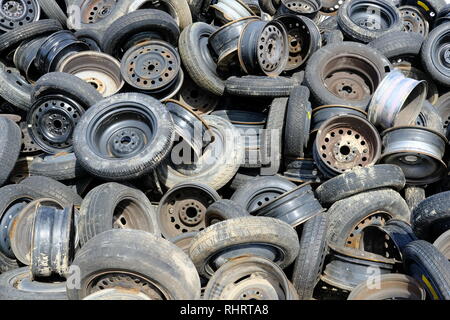Zufällig verwendet oder vernichtet Reifen mit Felgen und Räder; Austin, Texas, USA. Stockfoto