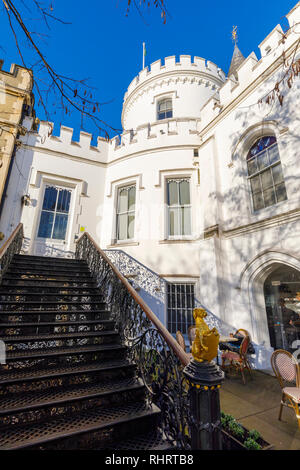 Tower, schmiedeeiserne Treppe und Zinnen in Strawberry Hill House, einem Neugotischen villa in Twickenham, London, gebaut von Horace Walpole von 1749 Stockfoto
