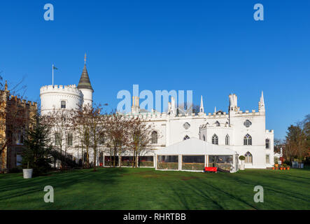 Weiße Wände von Strawberry Hill House, einem Neugotischen villa in Twickenham, London, gebaut von Horace Walpole von 1749, an einem sonnigen Tag mit blauen Himmel Stockfoto