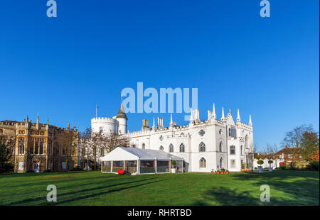 Weiße Wände von Strawberry Hill House, einem Neugotischen villa in Twickenham, London, gebaut von Horace Walpole von 1749, an einem sonnigen Tag mit blauen Himmel Stockfoto