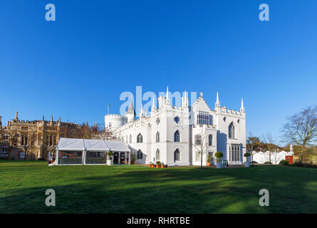 Weiße Wände von Strawberry Hill House, einem Neugotischen villa in Twickenham, London, gebaut von Horace Walpole von 1749, an einem sonnigen Tag mit blauen Himmel Stockfoto