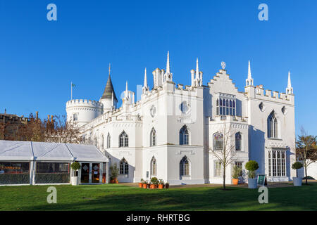 Weiße Wände von Strawberry Hill House, einem Neugotischen villa in Twickenham, London, gebaut von Horace Walpole von 1749, an einem sonnigen Tag mit blauen Himmel Stockfoto