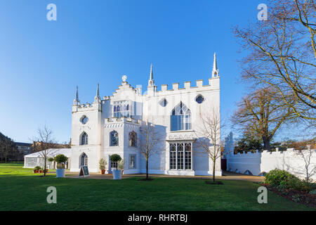 Weiße Wände von Strawberry Hill House, einem Neugotischen villa in Twickenham, London, gebaut von Horace Walpole von 1749, an einem sonnigen Tag mit blauen Himmel Stockfoto