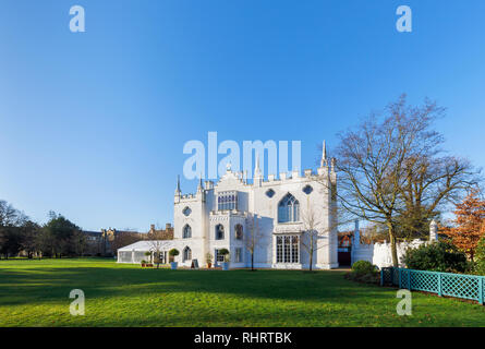 Weiße Wände von Strawberry Hill House, einem Neugotischen villa in Twickenham, London, gebaut von Horace Walpole von 1749, an einem sonnigen Tag mit blauen Himmel Stockfoto