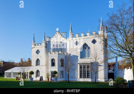 Weiße Wände von Strawberry Hill House, einem Neugotischen villa in Twickenham, London, gebaut von Horace Walpole von 1749, an einem sonnigen Tag mit blauen Himmel Stockfoto