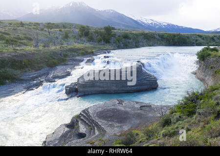 Rio Paine Wasserfall zu sehen, Torres del Paine Nationalpark, Chile. Chilenischen Patagonien Landschaft Stockfoto