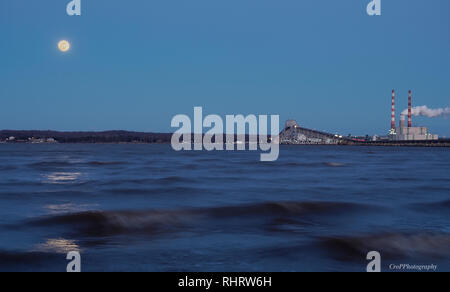 Vollmond in der Nähe von Reg Harry schönen Brücke am 19 Jan 2019 Stockfoto