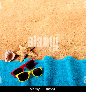 Beach background border with sunglasses, towel, starfish and seashells square format Stockfoto