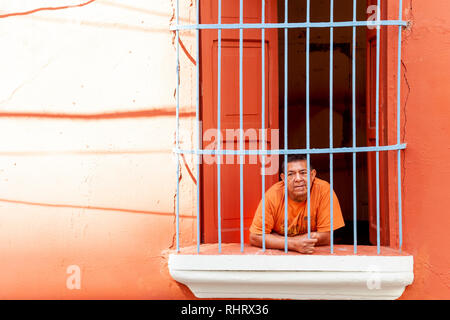 Venezuela Caracas 21/01/2012. Man stützte sich auf das Fenster eines alten Hauses in La Pastora Nachbarschaft. Stockfoto