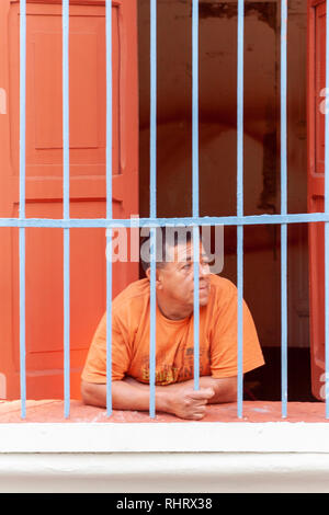 Venezuela Caracas 21/01/2012. Man stützte sich auf das Fenster eines alten Hauses in La Pastora Nachbarschaft. Stockfoto