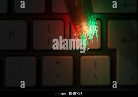 Bunte Glasfaser leuchten auf der Tastatur. High speed Internet Konzept. Datenübertragung Optic Fiber Kabel. Bündel viele optische Fasern, glühende di Stockfoto
