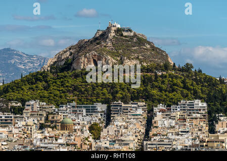 Athen, Griechenland - November 1, 2017: Stadtbild von Athen und den Lycabettus Hügel, auch bekannt als Lykabettos, Lycabettos oder Lykavittos. Es ist ein kreidezeit Lim Stockfoto