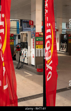 Kambodscha, Preah Sihanoukh, Sihanoukhville, Ekareach Straße, Total Tankstelle Pumpen Stockfoto