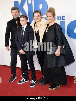 Foto muss Gutgeschrieben © Alpha Presse 078237 03/02/2019 Louis Ashbourne Serkis mit Eltern Andy Serkis und Frau Lorraine Ashbourne und Schwester Ruby Serkis das Zicklein, das König Gala Familie Screening im Odeon Leicester Square in London. Stockfoto