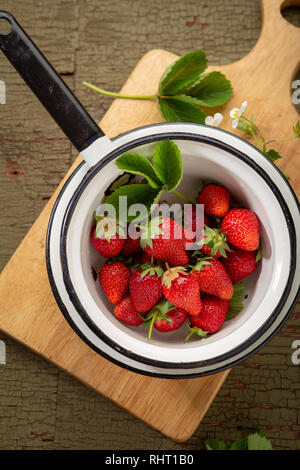 Frische Erdbeeren in Sieb Stockfoto