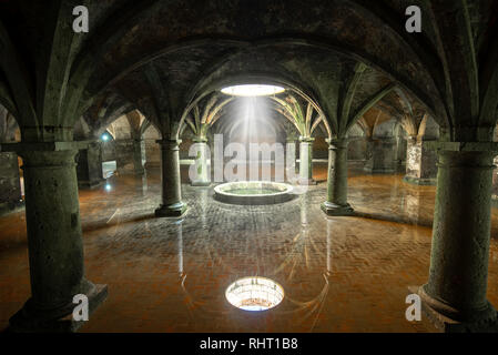 Im Innenraum der Alten manuelinischen Zisterne Reflexion. Sonnenlicht Lichtstrahl in der Dunkelheit, dunklen Zimmer Erdgeschoss in portugiesischen Zisternen. El Jadida Marokko Stockfoto